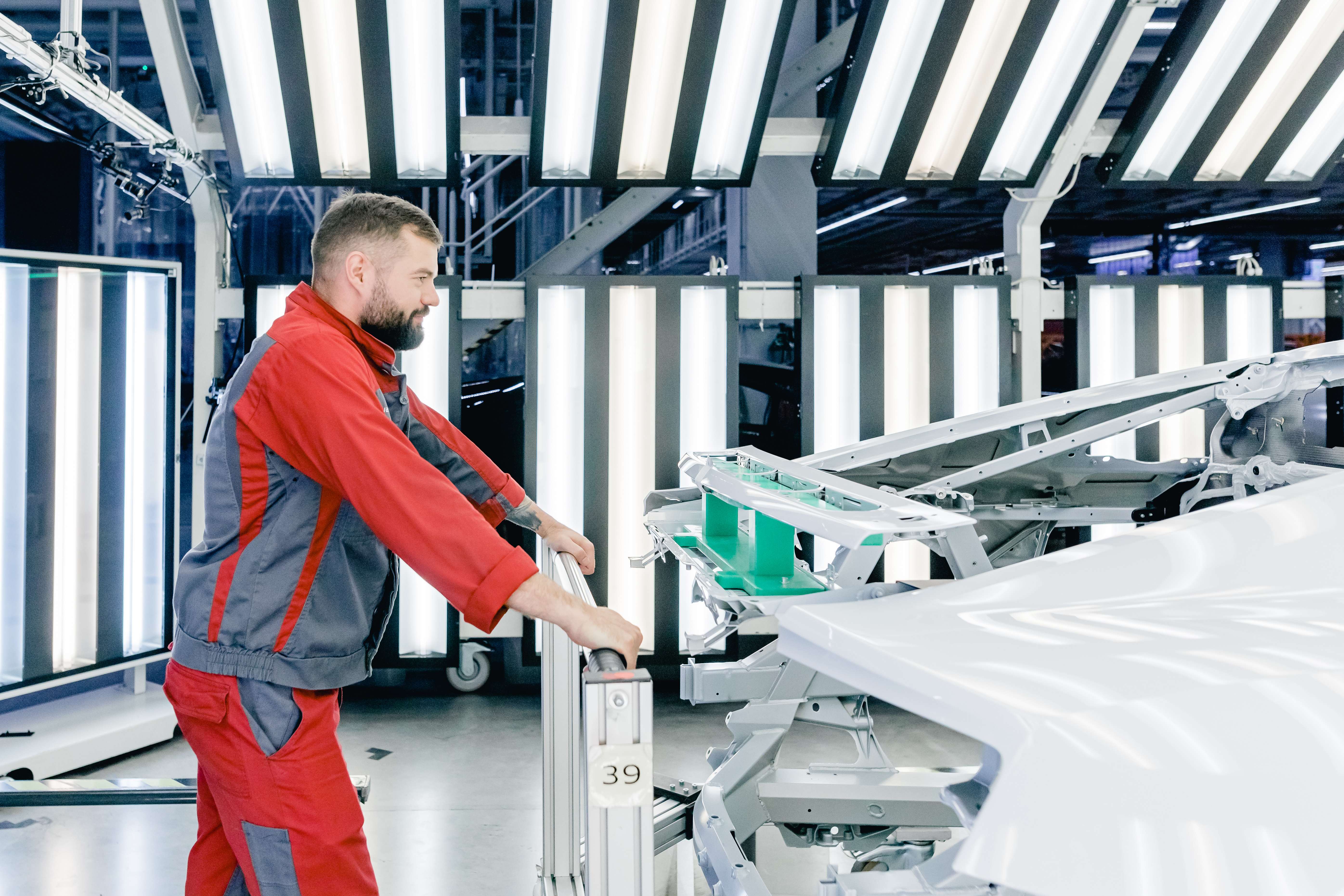 Manufacturing worker using IUNA AI vision system
